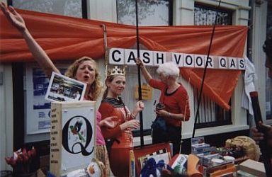 QAS op rommelmarkten - Utrecht, Koninginnedag 2004. Opbrengst: € 640,-