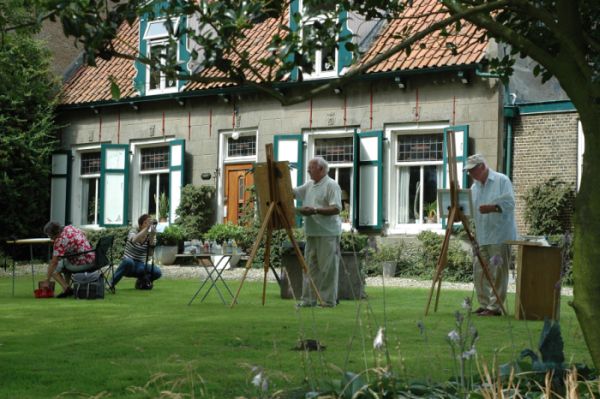leden van Kunst kring Bosschaert aan het werk in de tuin van de hofstee "Den Roosentuyll" in Stavenisse